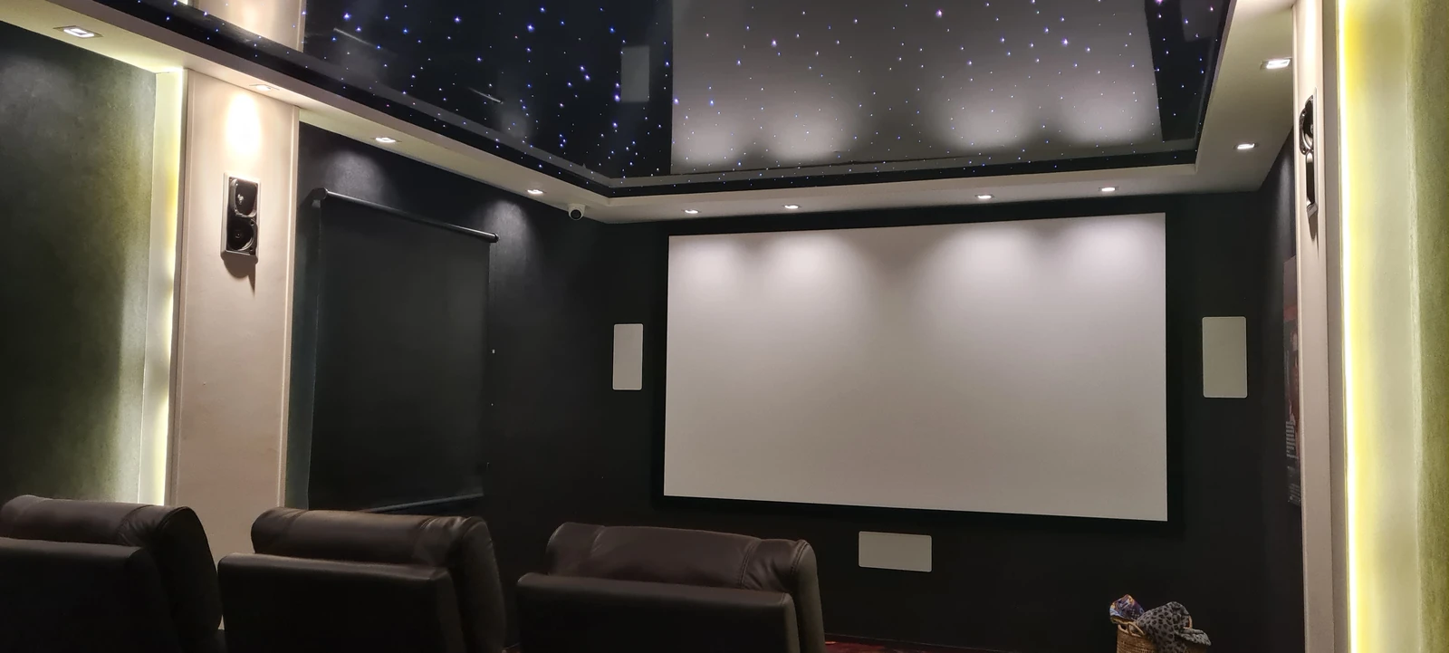 Pantalla de una sala dedicada y cielorraso negro brillante con estrellas
